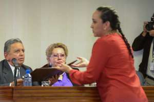 La presidenta de la Asamblea, Gabriela Rivadeneira, entrega el proyecto a Carlos Viteri, presidente (e) de la CC. Foto: Santiago Aguirre / El Tel&eacute;grafo 