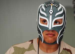Rey Mysterio pidi&oacute; al p&uacute;blico una oraci&oacute;n por su compa&ntilde;ero, lo cual no bast&oacute;. Foto: Internet