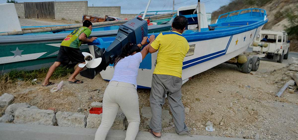 Decsy Reyes ayuda a sacar la fibra de su casa, que ser&aacute; llevada por un jeep hasta el mar. Ella fue remolcadora y ahora cambi&oacute; de oficio, es pescadora. 