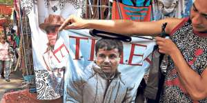 &lsquo;El Chapo&rsquo; Guzm&aacute;n entregar&iacute;a dinero a los comerciantes, quienes exhiben camisetas con su imagen. Foto: AFP