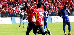 Ronaldo Johnson (izq.), festeja el tanto con el que Deportivo Cuenca se adelant&oacute; en el marcador, en el partido ante Delf&iacute;n que termin&oacute; igualado. 