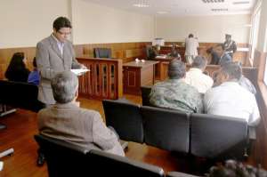 Los 6 polic&iacute;as sentenciados por magnicidio en la audiencia de juzgamiento del Tribunal S&eacute;ptimo de Pichincha. Foto: &Aacute;lvaro Perez / El Tel&eacute;grafo