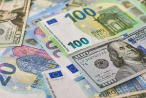 El euro sigue perdiendo terreno frente al dólar.
