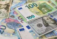 El euro sigue perdiendo terreno frente al dólar.