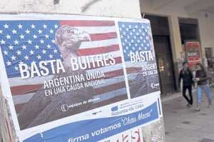 En Buenos Aires hay carteles contra los fondos especulativos que no se acogieron a los canjes de 2005 y 2010. Foto: EFE