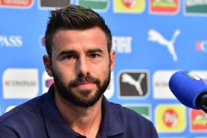 Andrea Barzagli, defensor italiano, habl&oacute; con los medios luego del entrenamiento de Italia. Foto: AFP