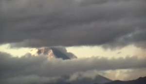 La altura de los gases expulsados por el volc&aacute;n no supera los 100 metros de altura. Foto: Tomada de @Seguridad_Ec