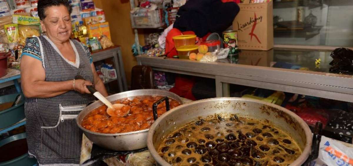Eulalia Ar&iacute;zaga, tiene su tienda en la calle Sangurima y Juan Montalvo y para muchos cuencanos prepara los mejores dulces en la &eacute;poca del carnaval