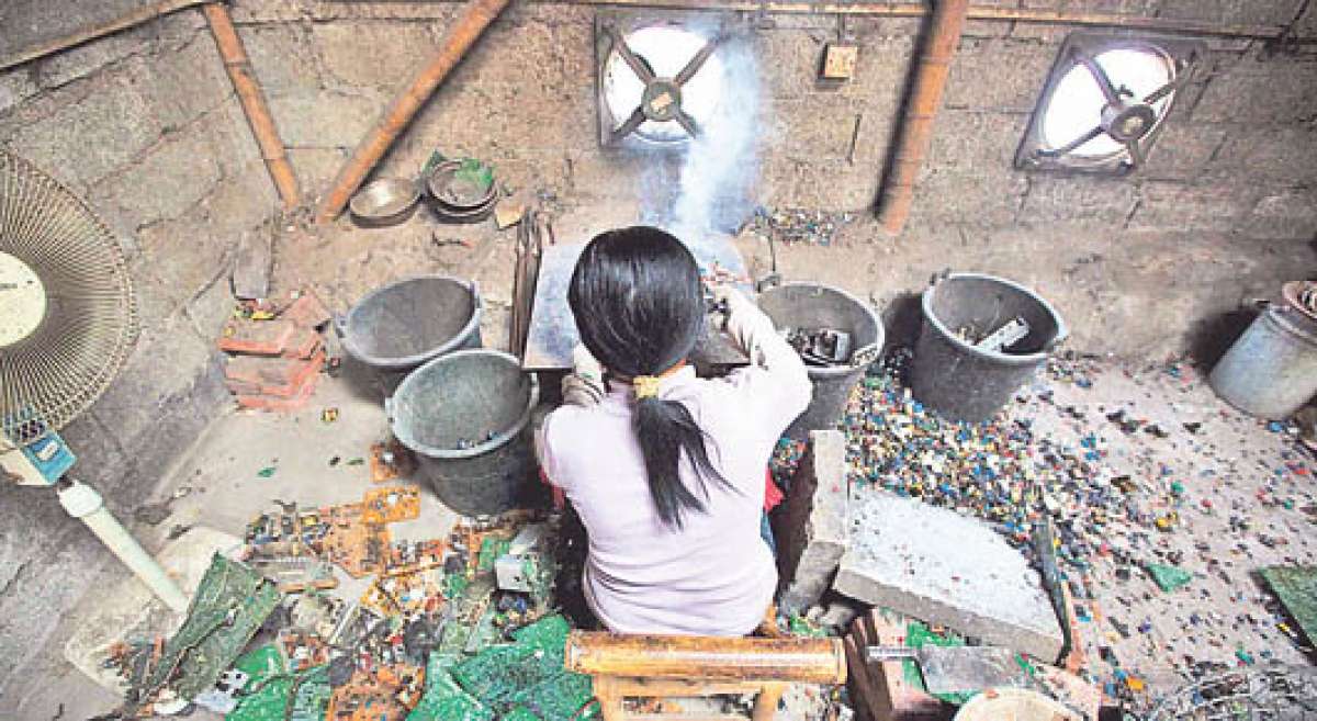La mayor&iacute;a de los residuos tecnol&oacute;gicos contienen materiales como hierro o cobre, que son separados en pa&iacute;ses pobres sin ninguna protecci&oacute;n. Foto: Greenpeace