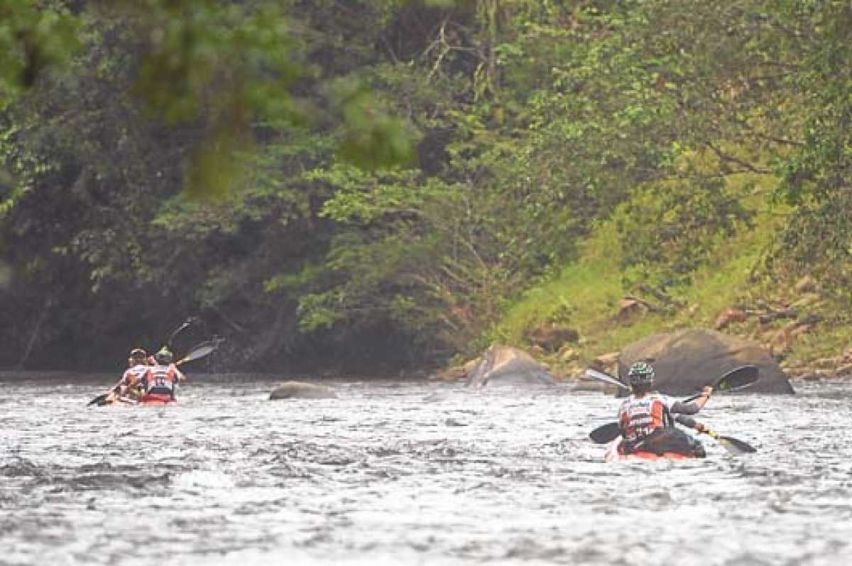 El equipo Ecuador Movistar durante las pruebas de kayak en el r&iacute;o Jord&aacute;n, ubicado en la localidad Independiente. Este cuarteto se ubica en el cuarto lugar de la clasificaci&oacute;n general. Foto: Santiago Aguirre / El Tel&eacute;grafo.