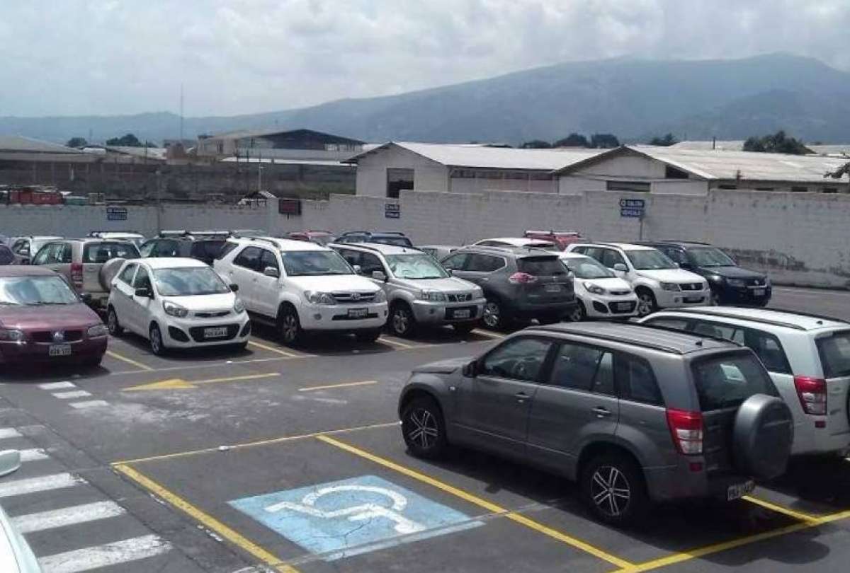 Habilitan estacionamientos gratuitos para el Pico y Placa
