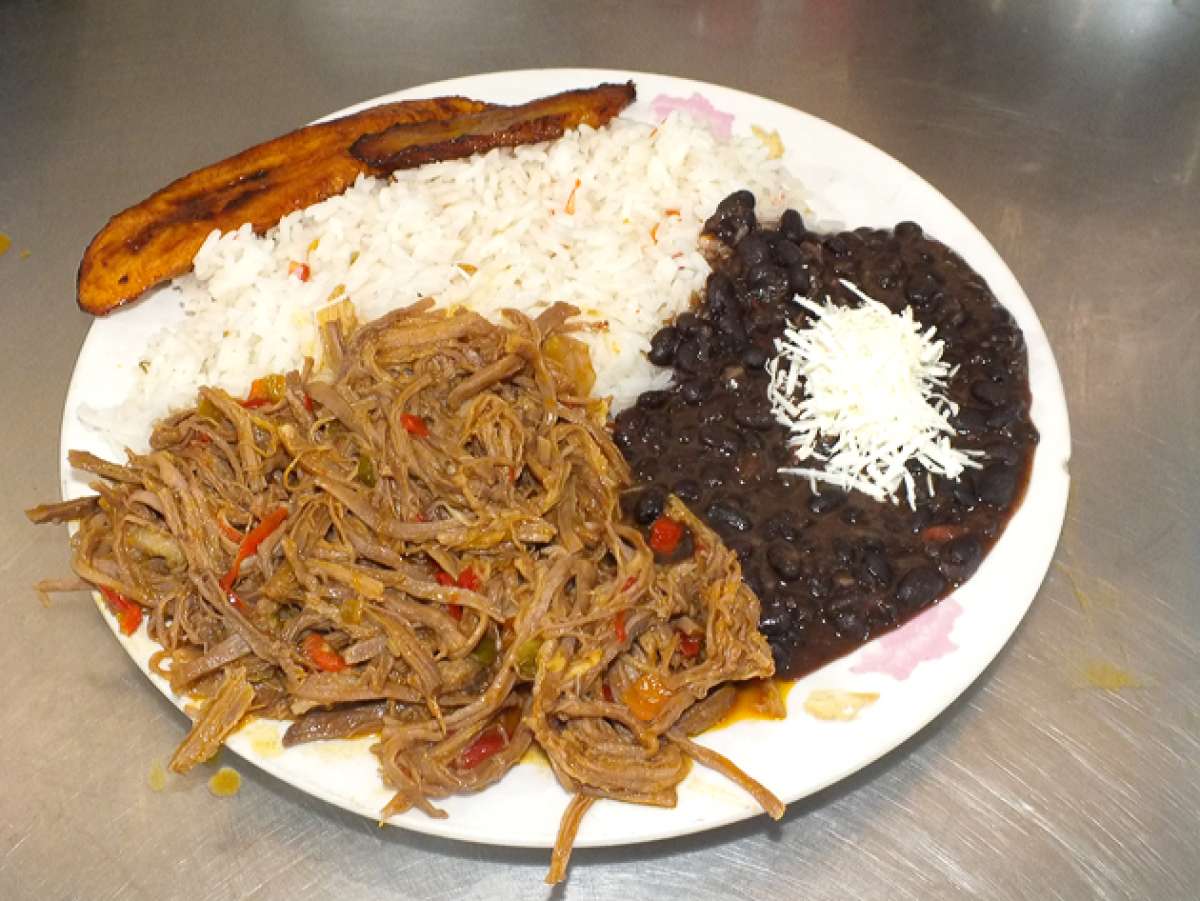 El pabell&oacute;n criollo est&aacute; lleno de colores y variados sabores. Contiene arroz blanco, carne mechada, fr&eacute;jol negro y tajadas de pl&aacute;tano frito