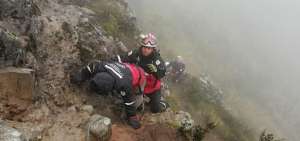 Ocho excursionistas que se encontraban en el denominado "Cruce de la muerte" en el Rucu Pichincha, fueron rescatados por personal del Cuerpo de Bomberos de Quito.