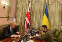Boris Johnson (izq.) visita al presidente de Ucrania, Volodimir Zelenski