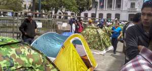 Una docena de carpas fueron instaladas este lunes 21 de enero en el l&iacute;mite oriental de la plaza Grande y en los bajos del Municipio por parte de taxistas irregulares.