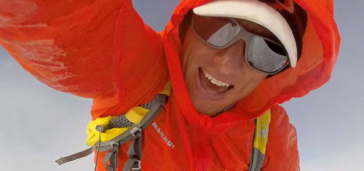 Karl Egloff, de 37 a&ntilde;os, integrante del Team Movistar de Aventura, entrena con raquetas en el Cayambe; con esa implementaci&oacute;n subir&aacute; al Denali. 