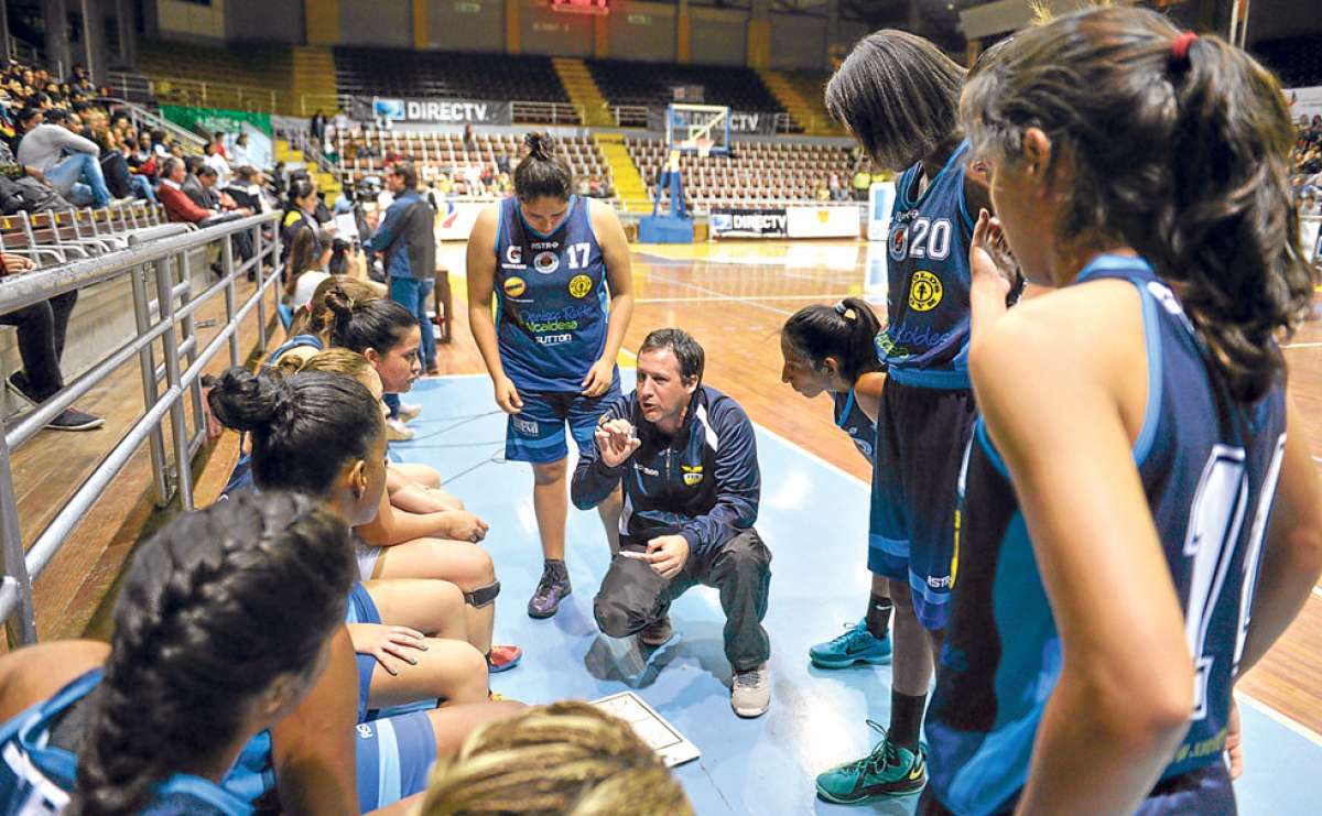 Miguel Salviteli, entrenador de Uruguay, da instrucciones a sus jugadoras. El conjunto guayaquile&ntilde;o visitar&aacute; esta noche a Santa Mar&iacute;a. Foto: &Aacute;lvaro P&eacute;rez / El Tel&eacute;grafo