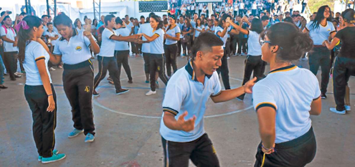 Entre las actividades que se realizaron el s&aacute;bado de la semana anterior en el 4 de Noviembre est&aacute;n la pr&aacute;ctica de bailes cl&aacute;sicos. Foto: Vivian zambrano / El Tel&eacute;grafo