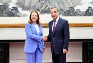 Mar&iacute;a Fernanda Espinosa es parte de los opcionados para ser Secretario General de la ONU. En la foto, Espinoza est&aacute; con Wang Yi, ministro de Relaciones Exteriores de la Rep&uacute;blica Popular China.