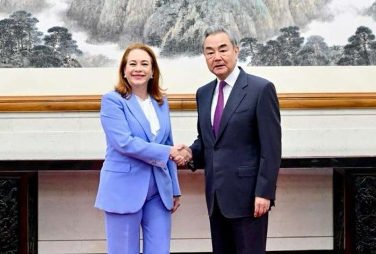 Mar&iacute;a Fernanda Espinosa es parte de los opcionados para ser Secretario General de la ONU. En la foto, Espinoza est&aacute; con Wang Yi, ministro de Relaciones Exteriores de la Rep&uacute;blica Popular China.