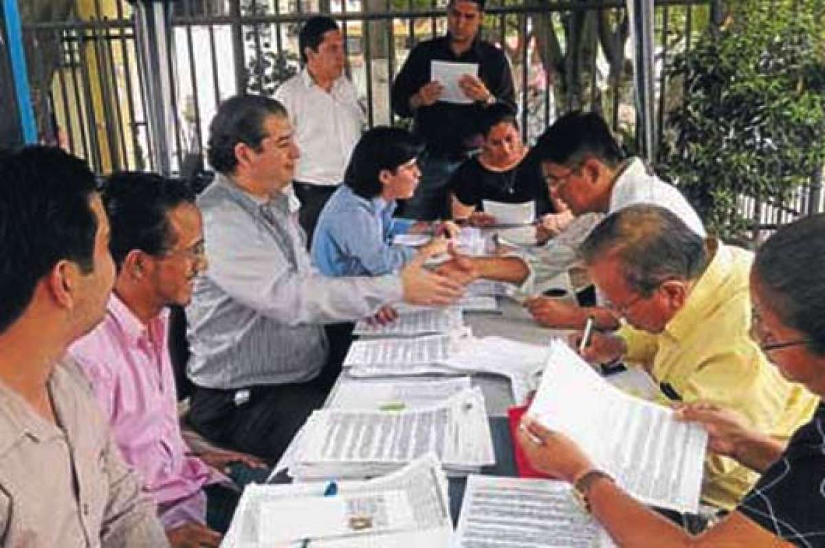 Docentes en U. Guayaquil obtienen contratos formales