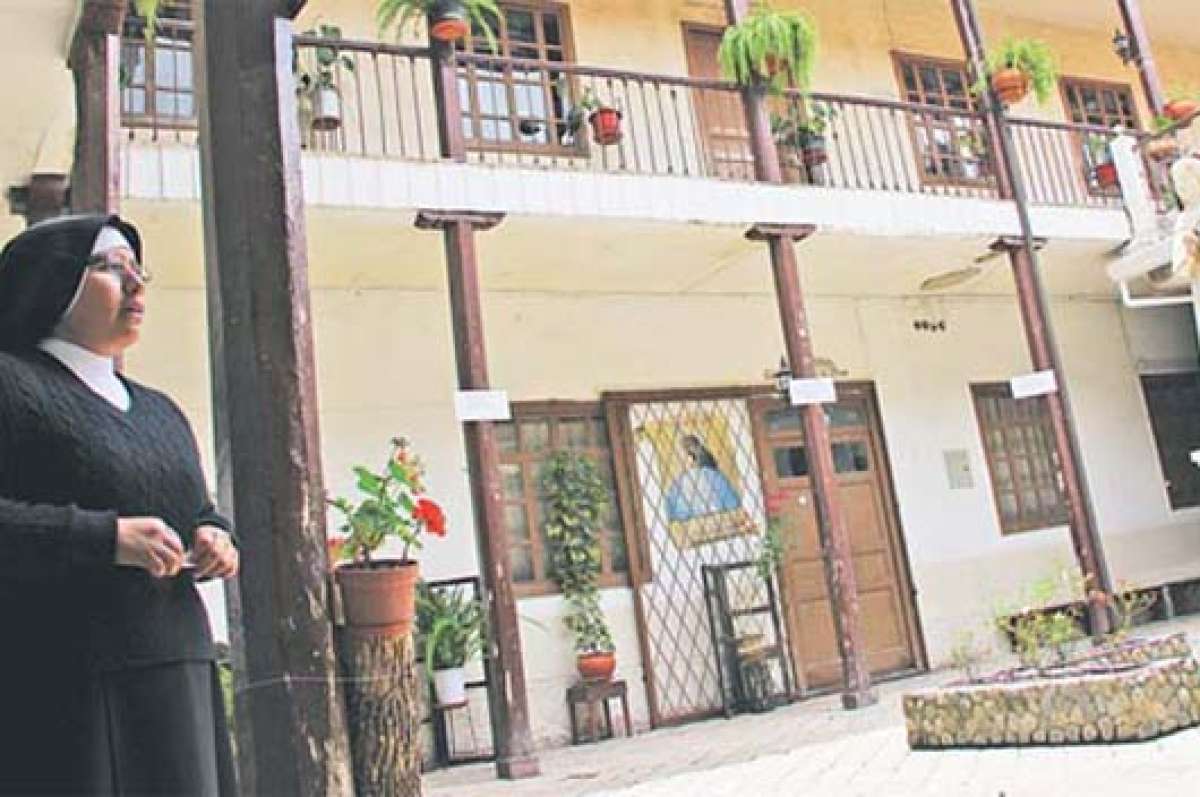 El inmueble religioso-patrimonial est&aacute; ubicado en la Calle Larga y Mariano Cueva. Desde el lugar se admira toda la parte moderna de Cuenca. FOTO: JOS&Eacute; LUIS  LLIVISACA .
