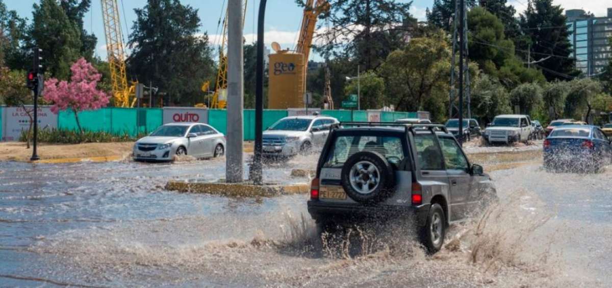Inundaci&oacute;n en el norte de Quito por posible rotura de tuber&iacute;a en obras del Metro