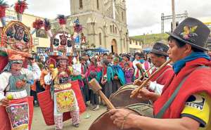 Los grupos de danza tradicional pusieron el toque andino en diversos escenarios de la parroquia Quisapincha, situada a 20 minutos de Ambato. Foto: Roberto Ch&aacute;vez / El Tel&eacute;grafo