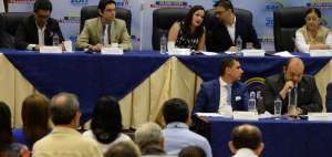 Las autoridades del CNR, Juan Pablo Pozo (der.) y Marcela Paredes (cen.), aseguraron la transparencia en 2017.