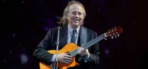 Serrat entreg&oacute; un disco a Len&iacute;n Moreno que ser&aacute; para el Museo del Pasillo