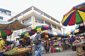 La oferta de los mercaderes es variada, tienen alimentos, ropa y otros productos, pero en un ambiente insalubre. Foto: Fabricio Cruz.