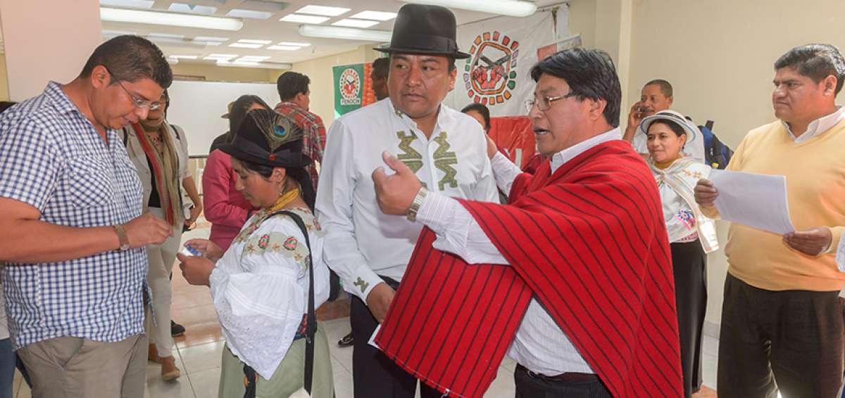 Franklin Columba (centro) fue elegido en el congreso  como el nuevo vicepresidente de Fenocin.