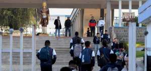 Maestros e inspectores verificaban que los alumnos ingresaran al plantel. 