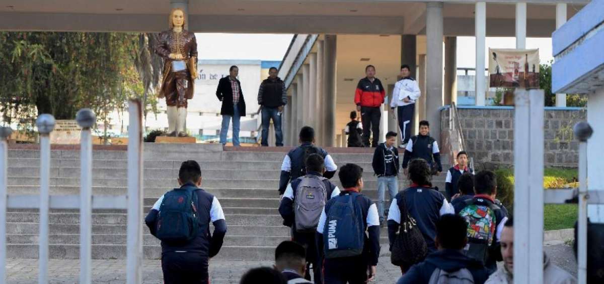 Maestros e inspectores verificaban que los alumnos ingresaran al plantel. 