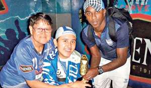 &Aacute;ngel Mart&iacute;nez (centro) posa junto a su madre Regina Pinto y el delantero y goleador de Emelec, Miler Bola&ntilde;os. Foto: Archivo / El Tel&eacute;grafo