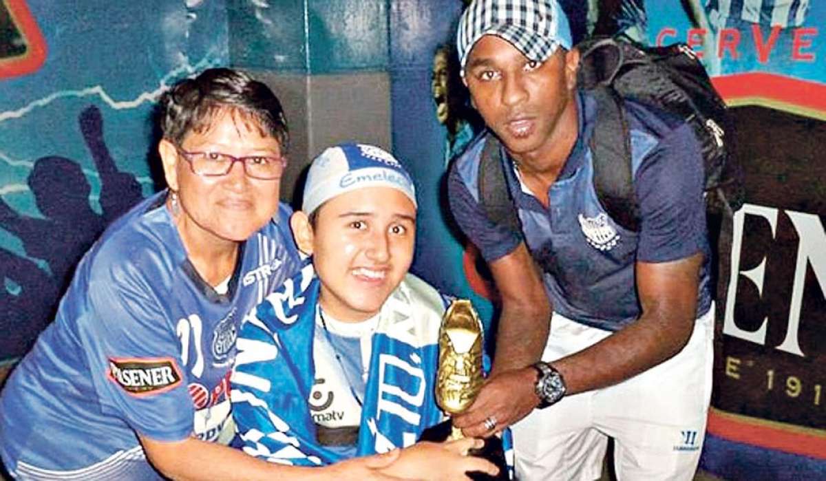 &Aacute;ngel Mart&iacute;nez (centro) posa junto a su madre Regina Pinto y el delantero y goleador de Emelec, Miler Bola&ntilde;os. Foto: Archivo / El Tel&eacute;grafo