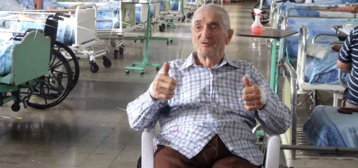 El exjugador de Emelec permanece en un asilo de ancianos. Muchos hinchas del equipo azul lo visitan y le brindan ayuda.