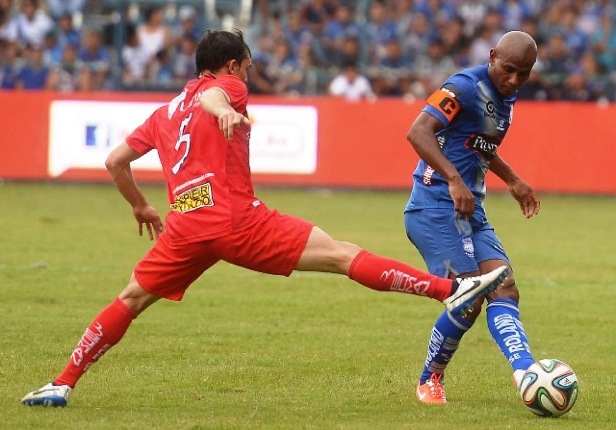 El capit&aacute;n de Emelec (d) espera entrar en la convocatoria de la selecci&oacute;n ecuatoriana para enfrentar a Holanda. Foto: Archivo