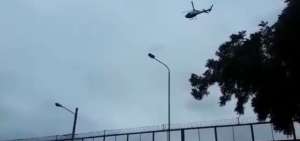 Un helic&oacute;ptero de Aeropolicial sobrevol&oacute; el sitio mientras se desarrollaba el operativo. 