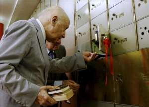 El escritor chileno Jorge Edwards mientras depositaba su legado personal y literario. Foto internet