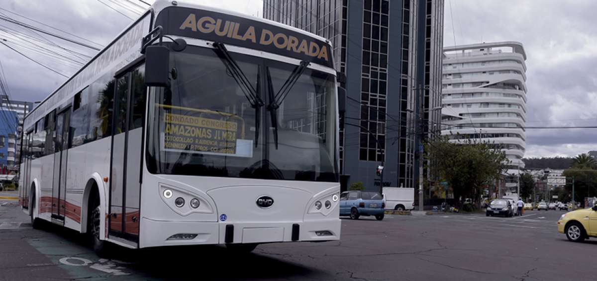 El veh&iacute;culo atrajo las miradas de los transe&uacute;ntes sobre la avenida Amazonas, mientras cumpl&iacute;a su ruta hacia la Asamblea Nacional.