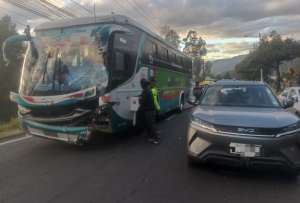 Dos carriles permanecen cerrados en sentido Valle&ndash;Quito y se registra alta carga vehicular.