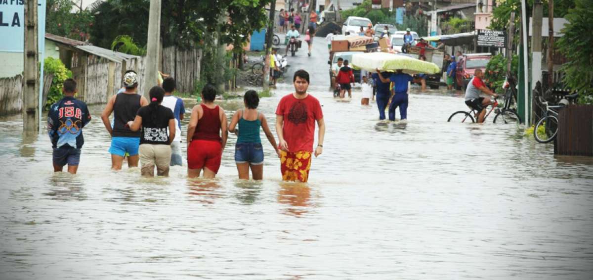 Hasta ayer el nivel de las aguas no bajaba en el sector de Lodana, en Santa Ana. Las personas tuvieron que cargar al hombro sus enseres para salvarlos.