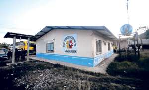 El incidente ocurri&oacute; luego de que una doctora del centro m&eacute;dico de Tig&uuml;ino, entre Pastaza y Orellana, confirm&oacute; la muerte de un ni&ntilde;o, por lo que el padre enloqueci&oacute; y atac&oacute; a los obreros. Foto: Marco Salgado / El Tel&eacute;grafo.