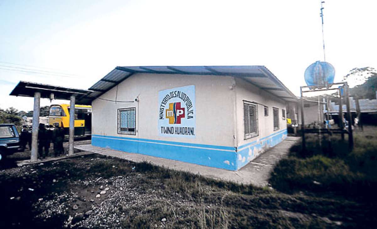 El incidente ocurri&oacute; luego de que una doctora del centro m&eacute;dico de Tig&uuml;ino, entre Pastaza y Orellana, confirm&oacute; la muerte de un ni&ntilde;o, por lo que el padre enloqueci&oacute; y atac&oacute; a los obreros. Foto: Marco Salgado / El Tel&eacute;grafo.