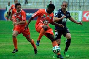 Luis Congo, autor de 2 goles (der.), mira como el defensa Mariano Mina (izq.) rechaza el bal&oacute;n.
