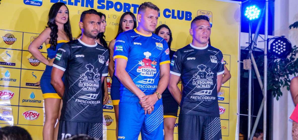 Los jugadores Jordan Sierra (izq), Carlos Garc&eacute;s (c) y Jacob Murillo mostraron en la pasarela el nuevo dise&ntilde;o del elenco. 
