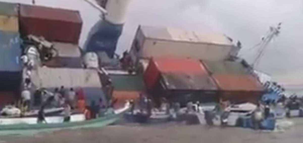 Un video muestra el momento en que una multitud sube a los contenedores que permanecen en el barco encallado. 