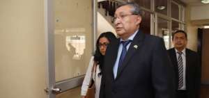 El consejero del CNE, Jos&eacute; Cabrera, a su arribo a la Fiscal&iacute;a del Estado a rendir su declaraci&oacute;n.