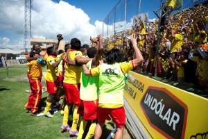 El equipo de Aucas celebr&oacute; con la hinchada presente en el estadio Bellavista. Foto: Marco Salgado / El Tel&eacute;grafo